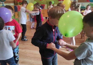 Konkurs tańca z balonami.